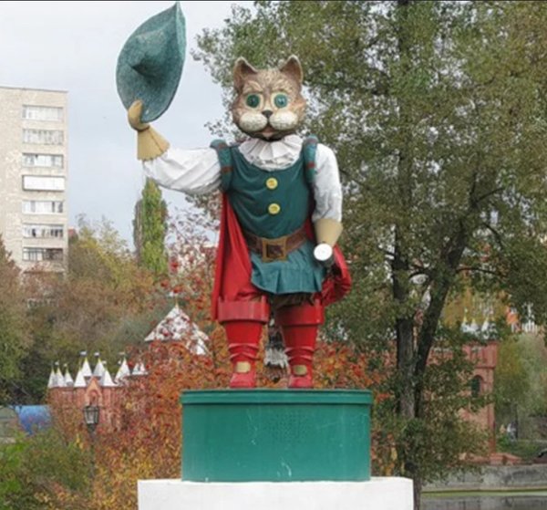 Памятник кот в сапогах Шарль Перро