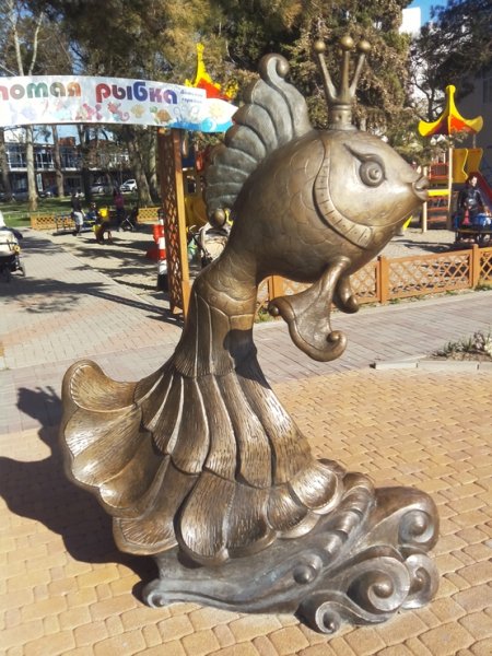 Памятник золотой рыбке в Геленджике