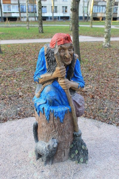 Баба Яга деревянная скульптура