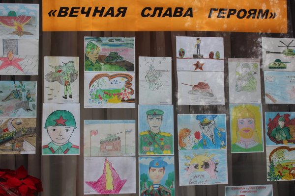 Выставка рисунков ко Дню Победы