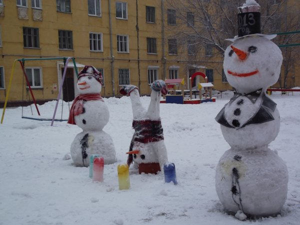 Снеговик на улице