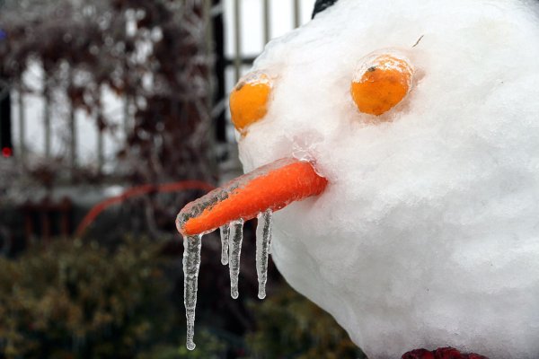 Снеговик с сосулькой на носу