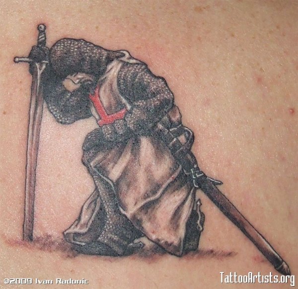 Рыцарь на колене с мечом