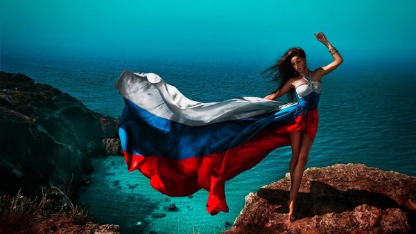 Девушка с российским флагом