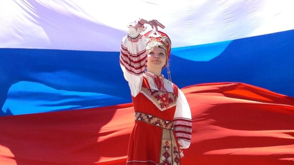 Девушка с флагом России