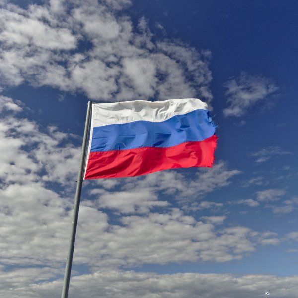 Российский флаг на фоне природы