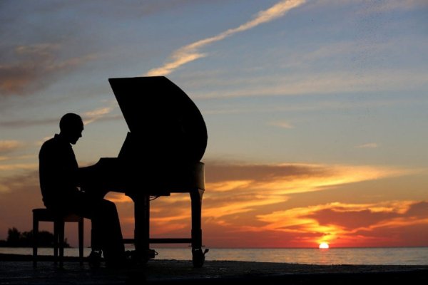 Пианист на закате