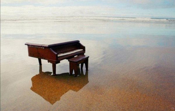Пианино на фоне моря