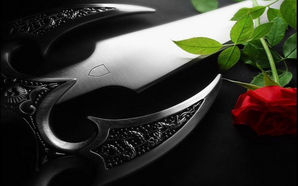 Нож на красивом фоне