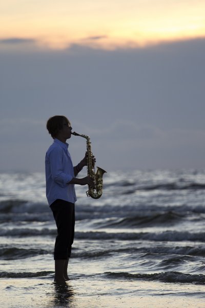 Саксофон на фоне моря