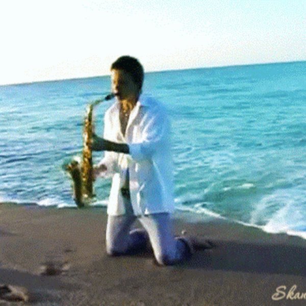Саксофонист на берегу моря