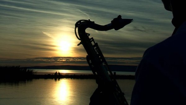 Саксофонист на фоне моря