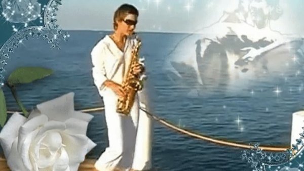 Саксофонист на берегу моря