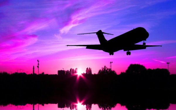 Самолет на фиолетовом небе