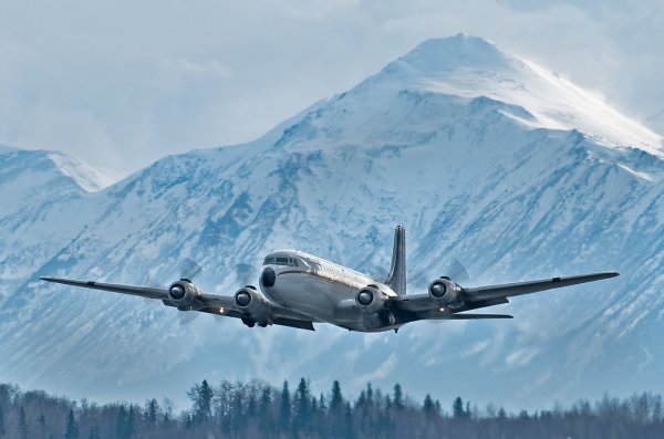 Самолет на фоне заснеженных гор
