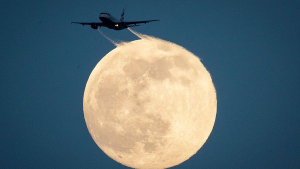 Луна и самолет в небе