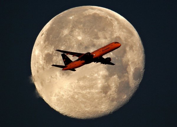 Самолет на фоне Луны фото