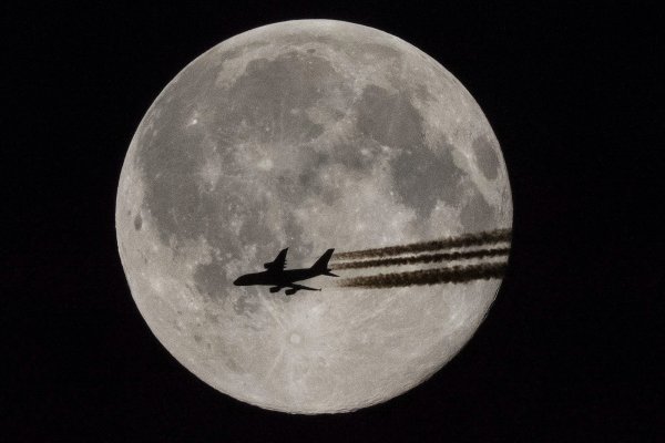 Самолет на фоне Луны фото