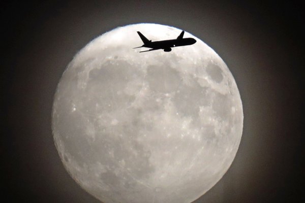 Самолет над луной