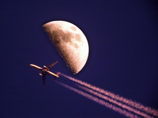 Самолет на фоне Луны обои