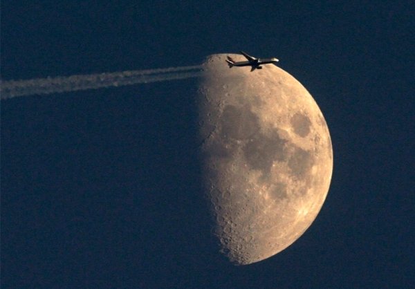 Самолет и Луна