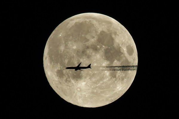 Самолёт на фоне Луны картинка
