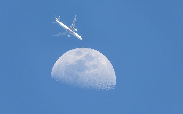 Самолет и Луна