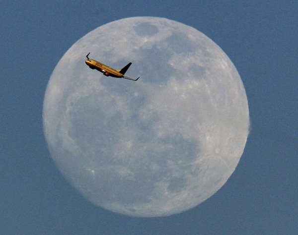 Боевой самолет на фоне Луны