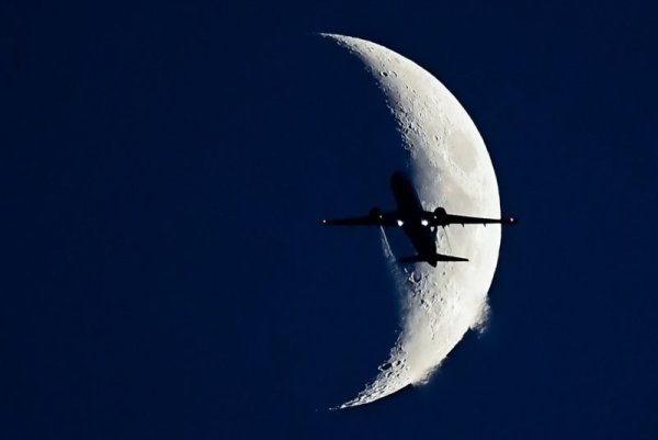Истребитель на фоне Луны