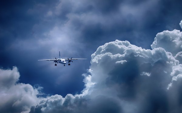 Самолет над облаками