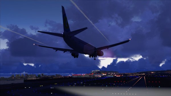 Самолет над ночным городом