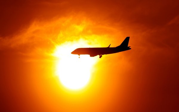 Самолет на фоне солнца