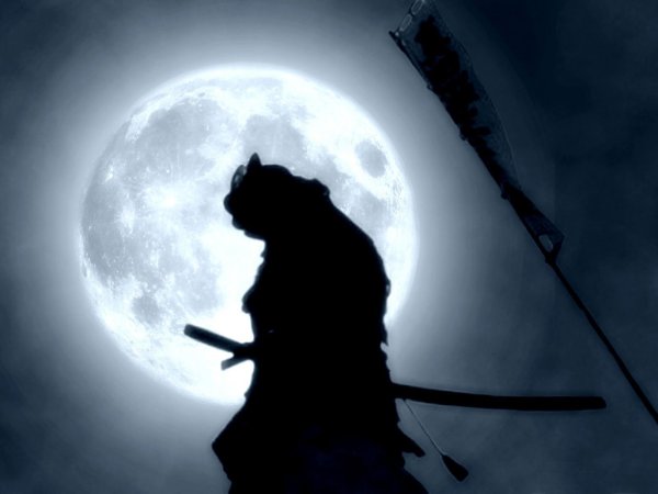 Самурай на фоне кровавой луны