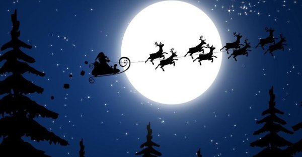 Санта с оленями на фоне Луны