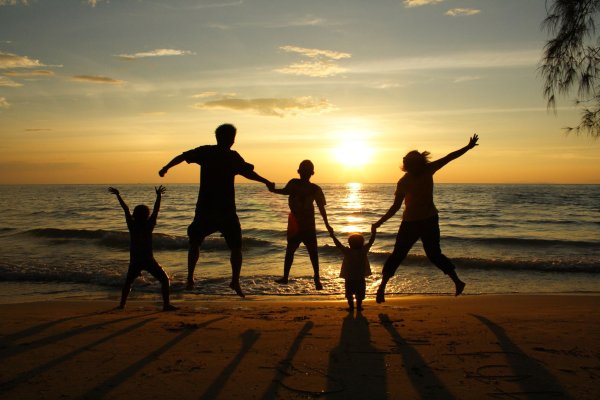 Семья с тремя детьми на закате