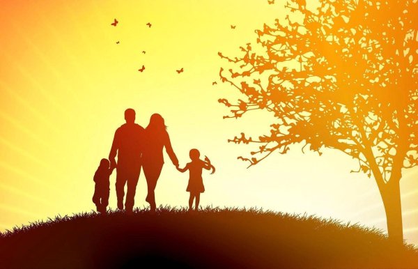 Силуэт семьи на фоне солнца