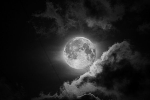 Луна на черном фоне