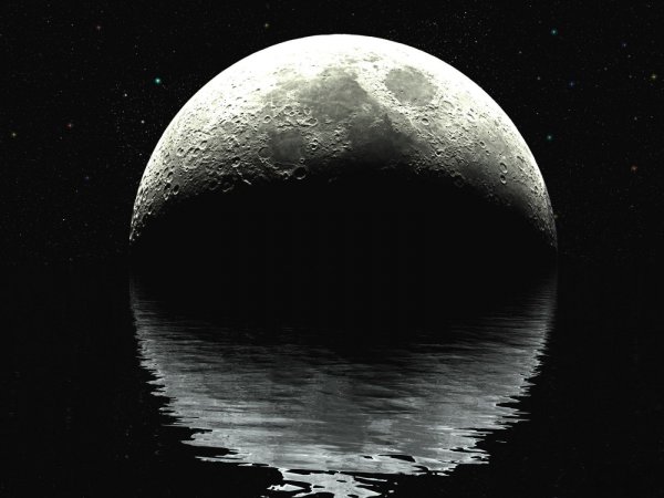Луна на черном фоне