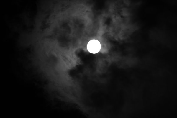 Луна во тьме