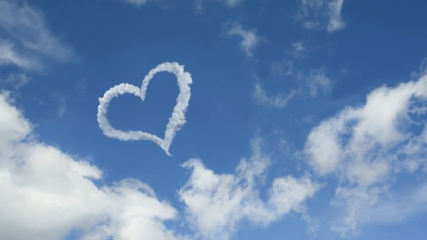 Сердце из облаков на фоне неба