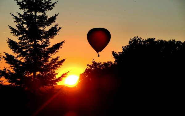 Воздушный шар на закате