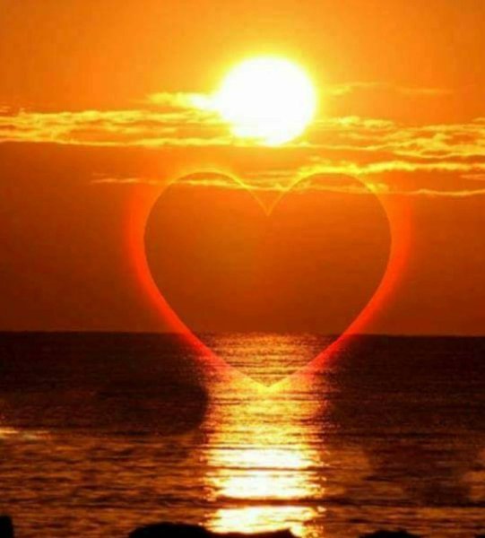 Сердце на фоне солнца