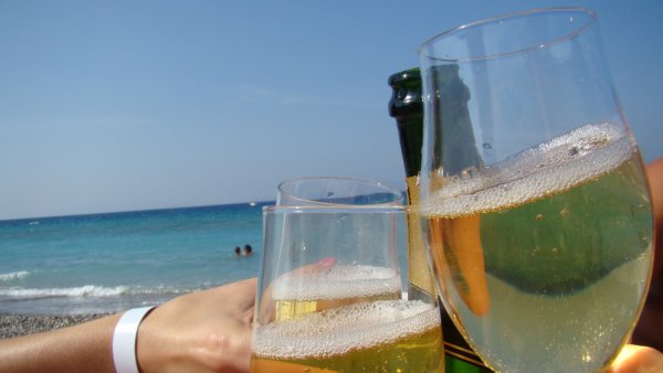 Шампанское на фоне моря