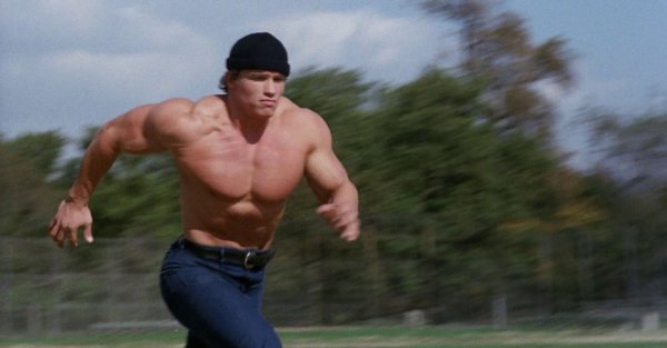 Arnold Schwarzenegger бежит