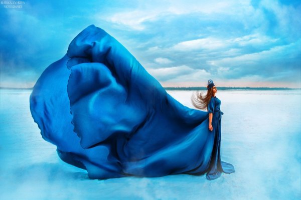 Девушка в развевающемся синем платье