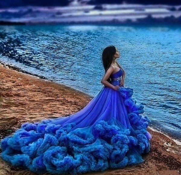 Девушка в пышном синем платье