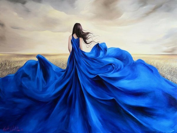 Девушка в длинном синем платье