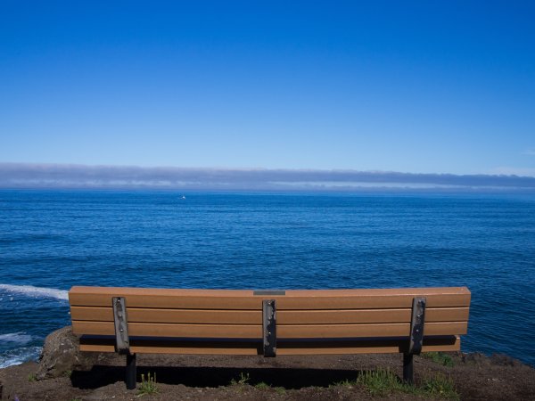 Скамейка с видом на море