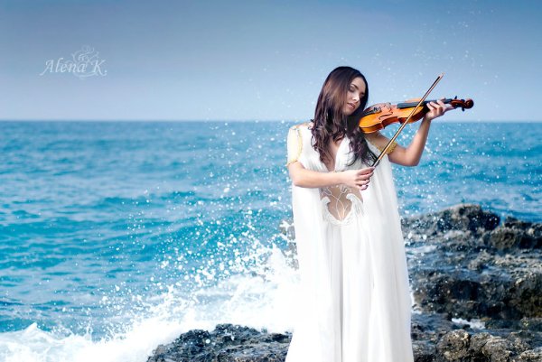 Девушка со скрипкой на берегу моря