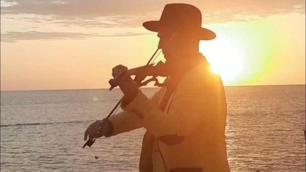 Скрипка на фоне моря